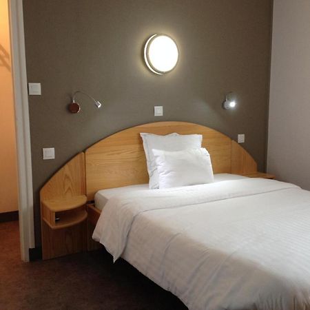 Hotel Saint Jean Бурж Екстериор снимка