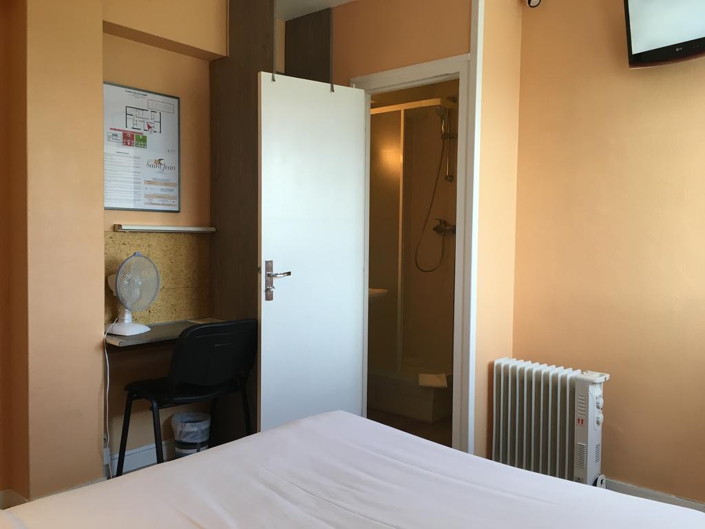 Hotel Saint Jean Бурж Екстериор снимка