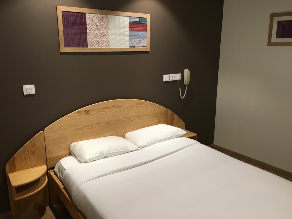 Hotel Saint Jean Бурж Екстериор снимка