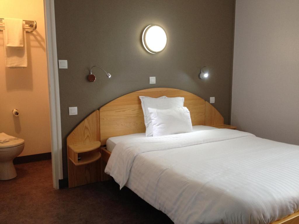 Hotel Saint Jean Бурж Екстериор снимка