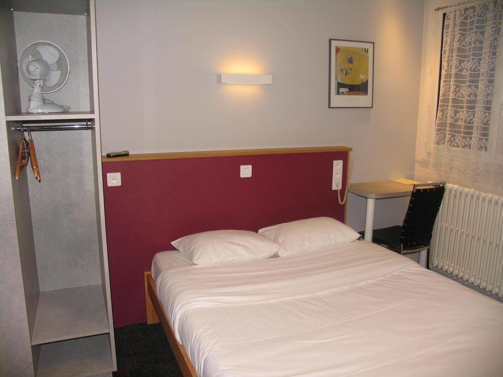 Hotel Saint Jean Бурж Екстериор снимка