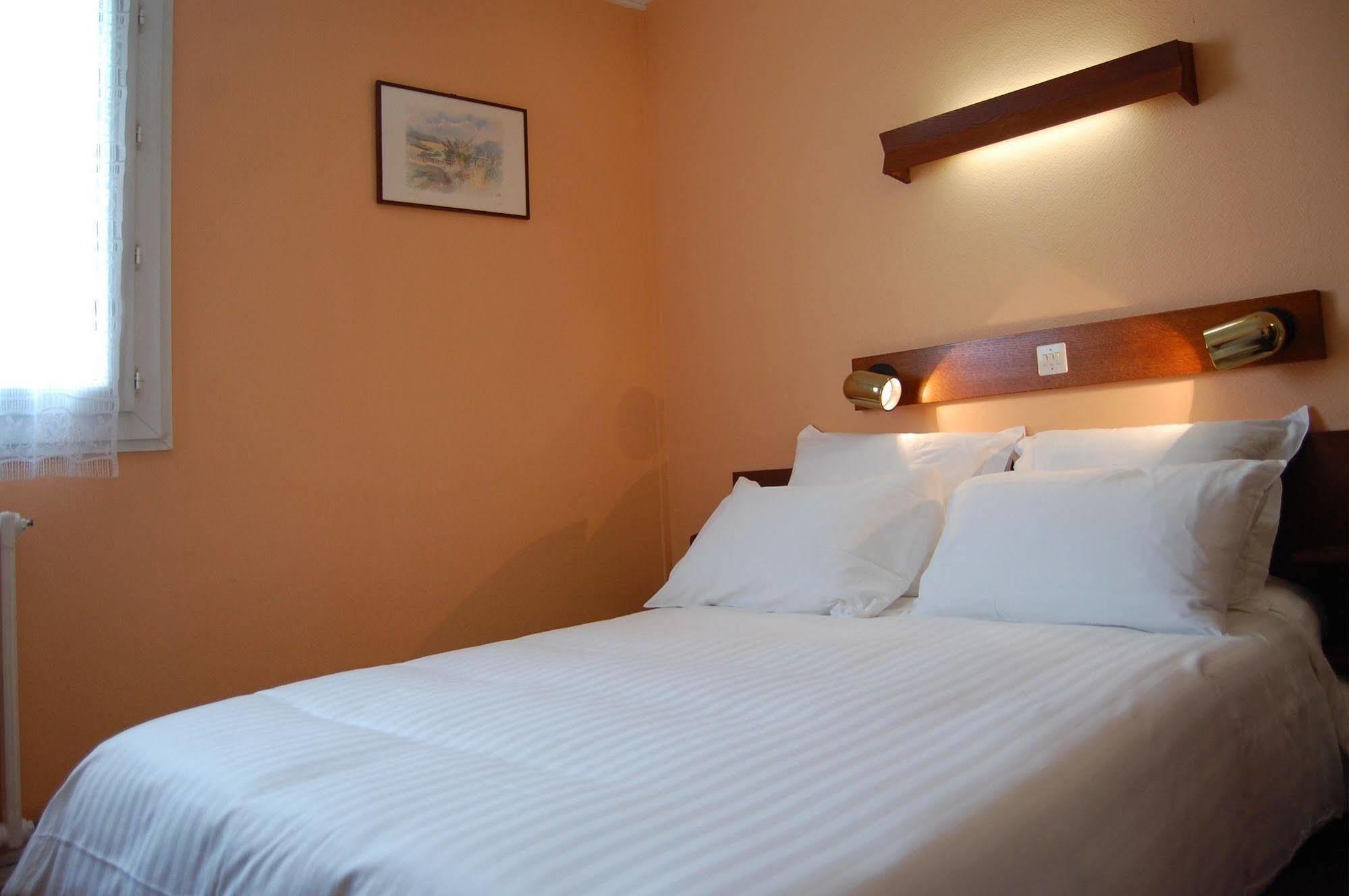 Hotel Saint Jean Бурж Екстериор снимка